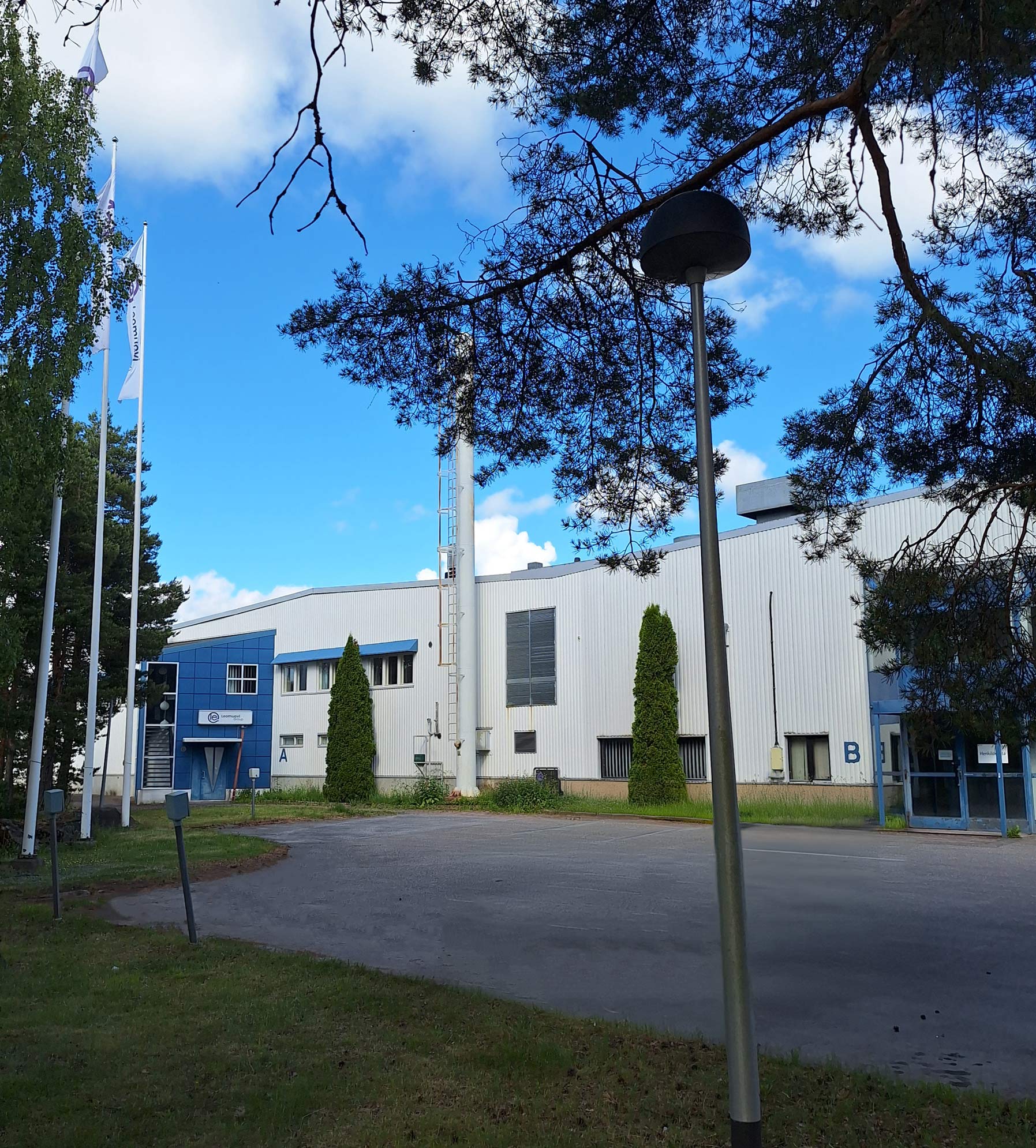 Leomuovin Uudenkaupungin tehdasrakennus ulkoa
