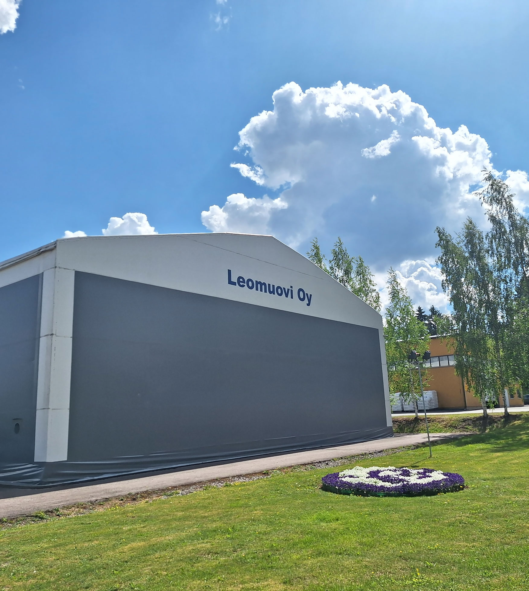 Leomuovin Akaan tehdasrakennus ulkoa
